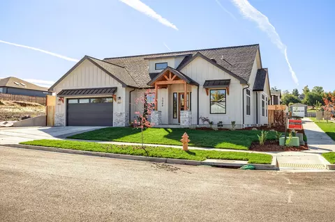 3049 Umpqua Dr, Medford, OR 97504