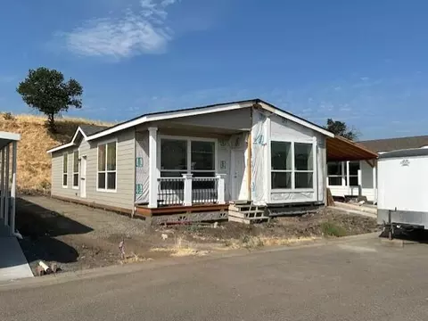 333 Mountain View Dr #59, Talent, OR 97540