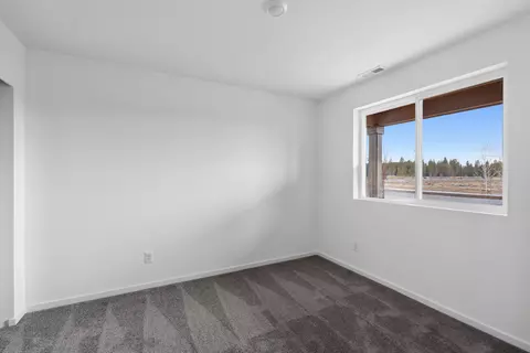 Bedroom - 16662 Grey Pine St, La Pine, OR 97739 photo 1 of 4