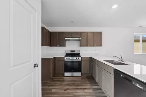 Kitchen - 16662 Grey Pine St, La Pine, OR 97739 photo 3 of 3