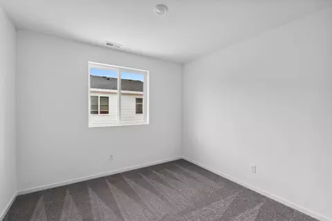 Bedroom - 16662 Grey Pine St, La Pine, OR 97739 photo 2 of 4