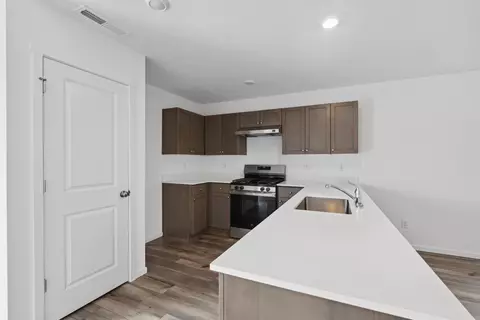 Kitchen - 16662 Grey Pine St, La Pine, OR 97739 photo 2 of 3