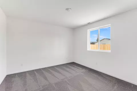 Bedroom - 16662 Grey Pine St, La Pine, OR 97739 photo 4 of 4