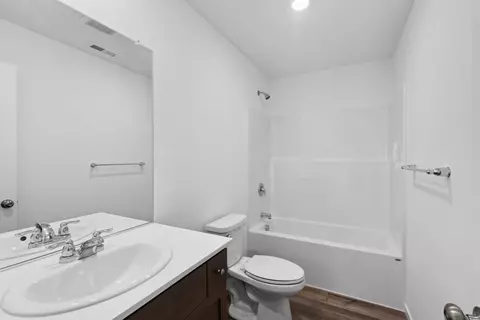 Bath - 16662 Grey Pine St, La Pine, OR 97739 photo 2 of 2