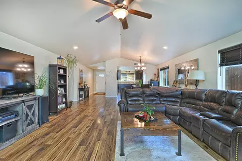 928 Stonewater Dr, Eagle Point, OR 97524 photo 5