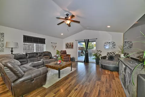 928 Stonewater Dr, Eagle Point, OR 97524 photo 3