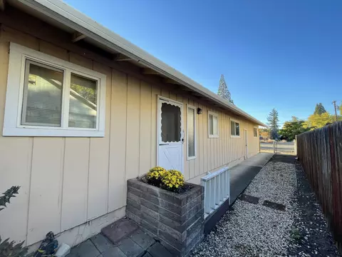 311 S Royal Ave, Eagle Point, OR 97524