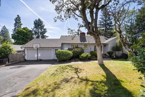 2136 Hillcrest Rd, Medford, OR 97504