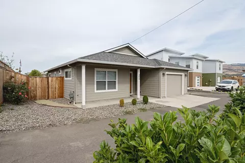 Exterior - 306 E Rapp Rd, Talent, OR 97540 photo 2 of 8