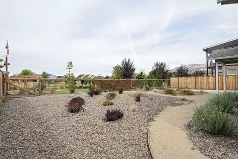 Exterior - 306 E Rapp Rd, Talent, OR 97540 photo 5 of 8