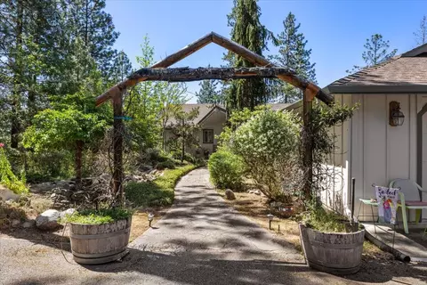 222 Guth Rd, Grants Pass, OR 97526