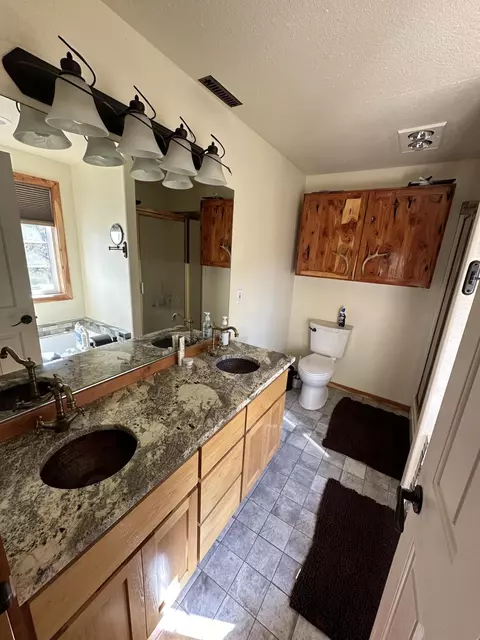 Bath - 21550 Mcgilvray Rd, Bend, OR 97702 photo 2 of 2