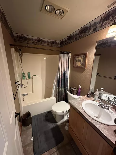 Bath - 21550 Mcgilvray Rd, Bend, OR 97702 photo 1 of 2