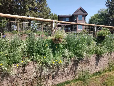 Exterior - 21550 Mcgilvray Rd, Bend, OR 97702 photo 3 of 9