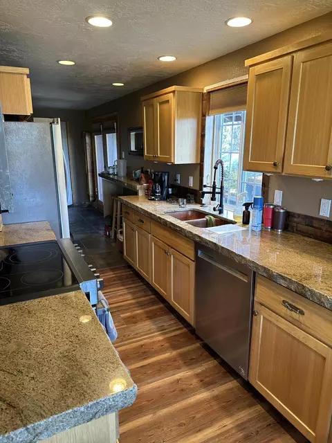 Kitchen - 21550 Mcgilvray Rd, Bend, OR 97702 photo 1 of 1
