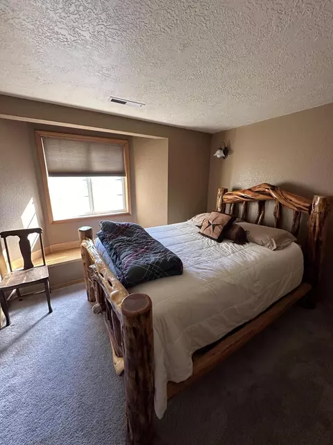 Bedroom - 21550 Mcgilvray Rd, Bend, OR 97702 photo 1 of 3