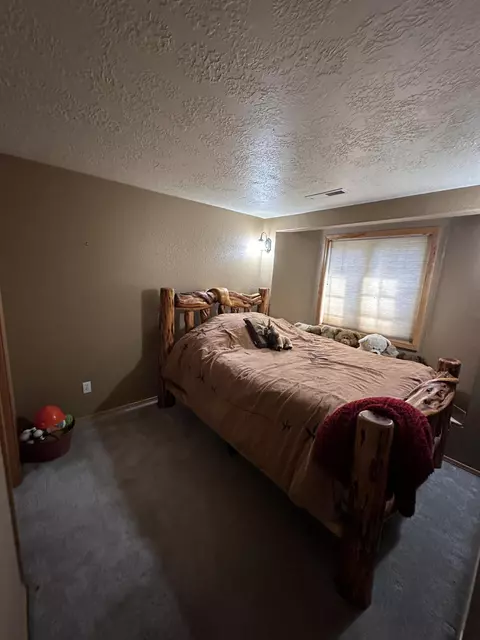 Bedroom - 21550 Mcgilvray Rd, Bend, OR 97702 photo 2 of 3