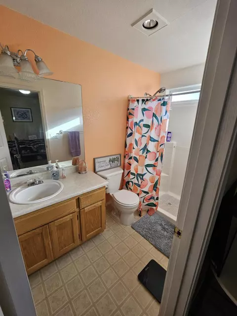 Bath - 1352 Ivan Ln, Central Point, OR 97502 photo 3 of 4