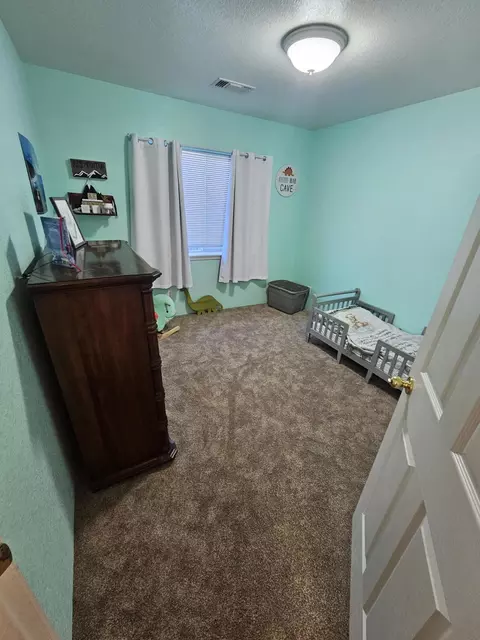 Bedroom - 1352 Ivan Ln, Central Point, OR 97502 photo 3 of 6