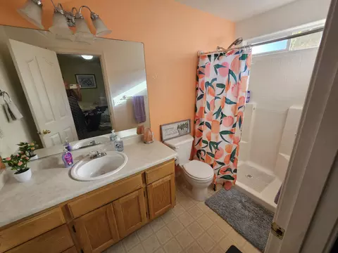 Bath - 1352 Ivan Ln, Central Point, OR 97502 photo 2 of 4