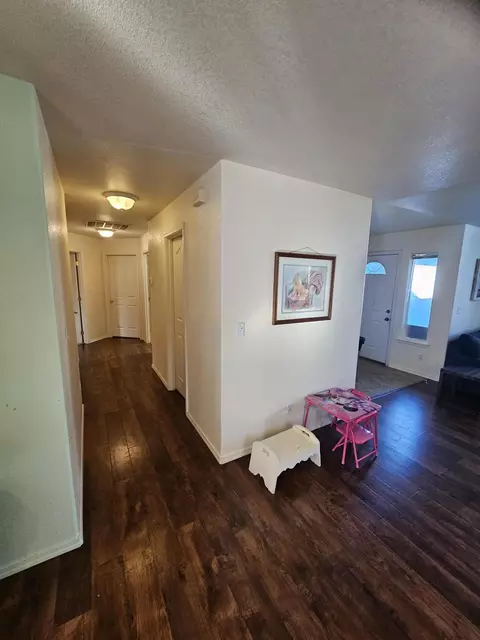 Entry Way - 1352 Ivan Ln, Central Point, OR 97502 photo 2 of 5