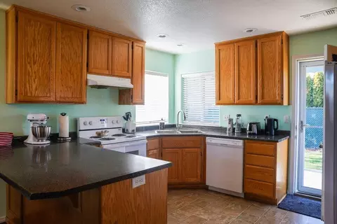 Kitchen - 1352 Ivan Ln, Central Point, OR 97502 photo 2 of 3