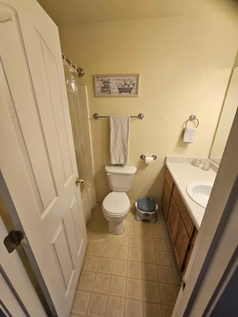Bath - 1352 Ivan Ln, Central Point, OR 97502 photo 1 of 4