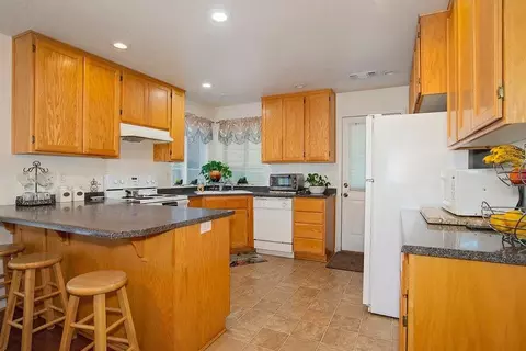Kitchen - 1352 Ivan Ln, Central Point, OR 97502 photo 3 of 3