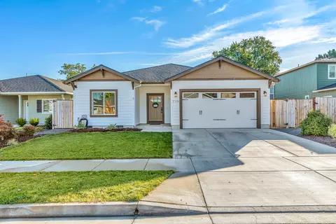 779 Sydney Ct, Central Point, OR 97502