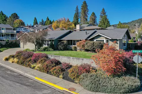 906 NW Regent Dr, Grants Pass, OR 97526