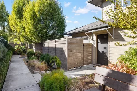 49 N Mountain Ave, Ashland, OR 97520