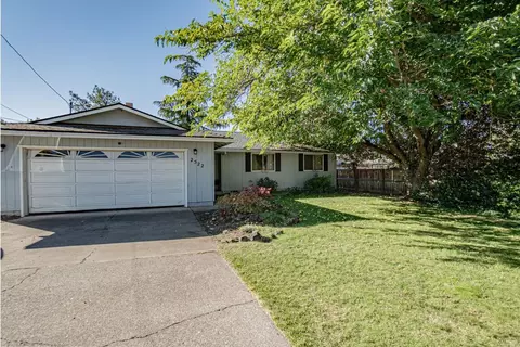 2522 Cedar Links Dr, Medford, OR 97504