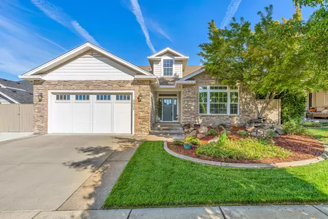 3809 Sherwood Park Dr, Medford, OR 97504