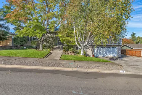 1415 Honeysuckle Ave, Medford, OR 97504