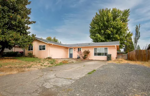 307 S Buchanan Ave, Eagle Point, OR 97524