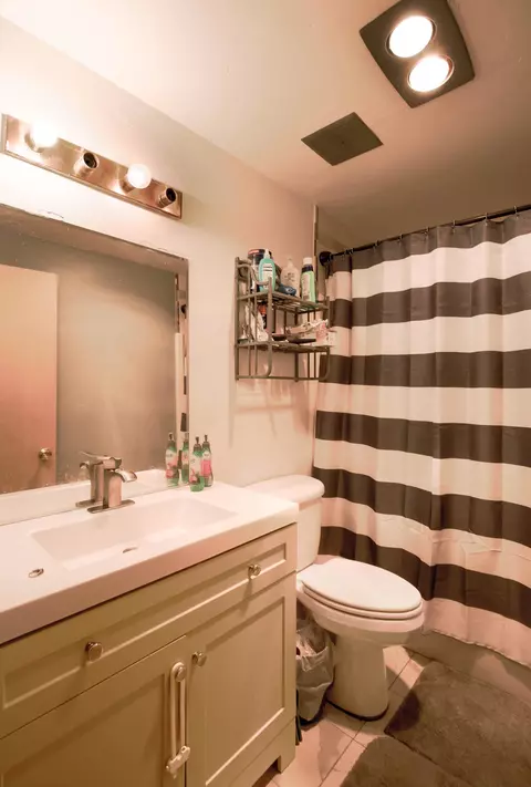 Bath - 307 S Buchanan Ave, Eagle Point, OR 97524 photo 1 of 1