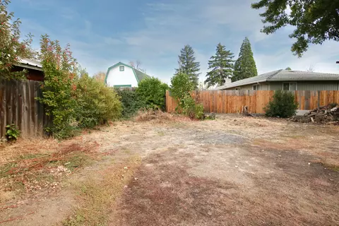 Exterior - 307 S Buchanan Ave, Eagle Point, OR 97524 photo 5 of 8