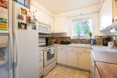 Kitchen - 307 S Buchanan Ave, Eagle Point, OR 97524 photo 1 of 1