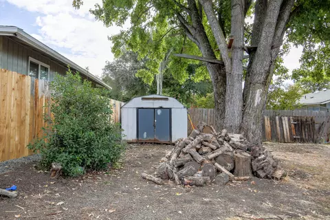 Exterior - 307 S Buchanan Ave, Eagle Point, OR 97524 photo 4 of 8