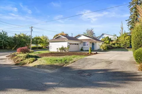 1689 Leonard Rd, Grants Pass, OR 97527