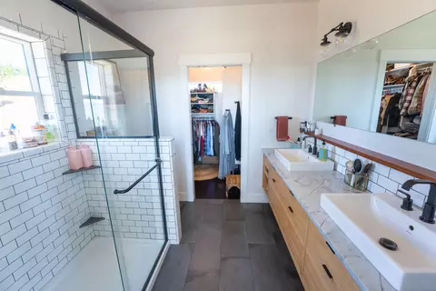 Bath - 1030 Mount Castle Dr, Eagle Point, OR 97524 photo 1 of 5
