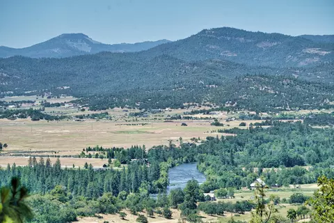 View/Area - 1030 Mount Castle Dr, Eagle Point, OR 97524 photo 3 of 4