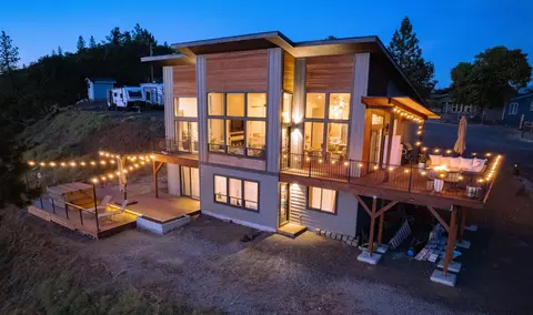 1030 Mount Castle Dr, Eagle Point, OR 97524