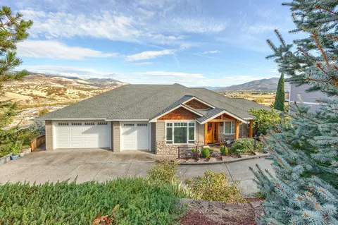 813 Amerman Dr, Phoenix, OR 97535