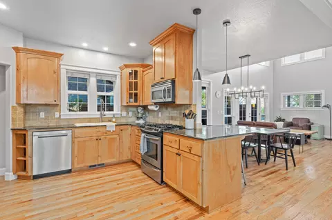 Kitchen - 7 Falling Leaf Ln, Eagle Point, OR 97524 photo 2 of 4