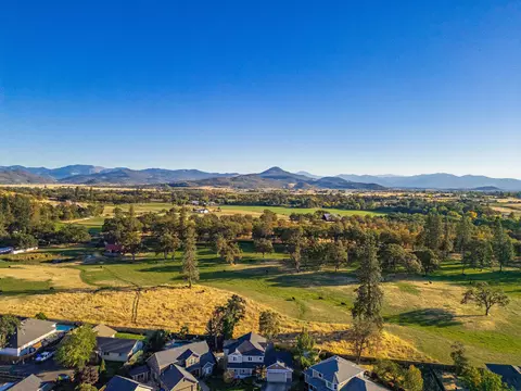 View/Area - 7 Falling Leaf Ln, Eagle Point, OR 97524 photo 7 of 7