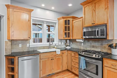 Kitchen - 7 Falling Leaf Ln, Eagle Point, OR 97524 photo 3 of 4