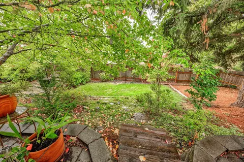 1556 Angel Crest Dr, Medford, OR 97504