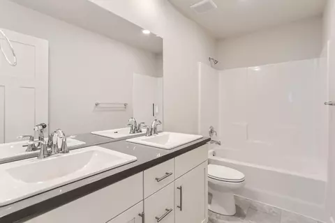 Bath - 63289 Peale St, Bend, OR 97701 photo 3 of 3