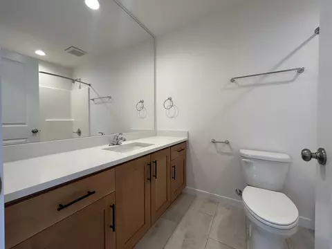 Bath - 121 Valemont #34, Eagle Point, OR 97524 photo 2 of 2